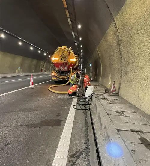 和林格尔隧道排水渠清淤